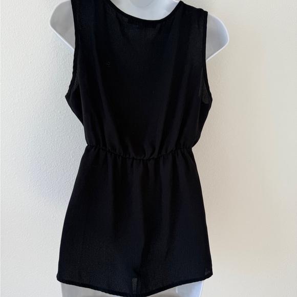 Harve Benard Black Sleeveless Crepe Top with Gold Center Zipper Size Medium - Picture 5 of 8